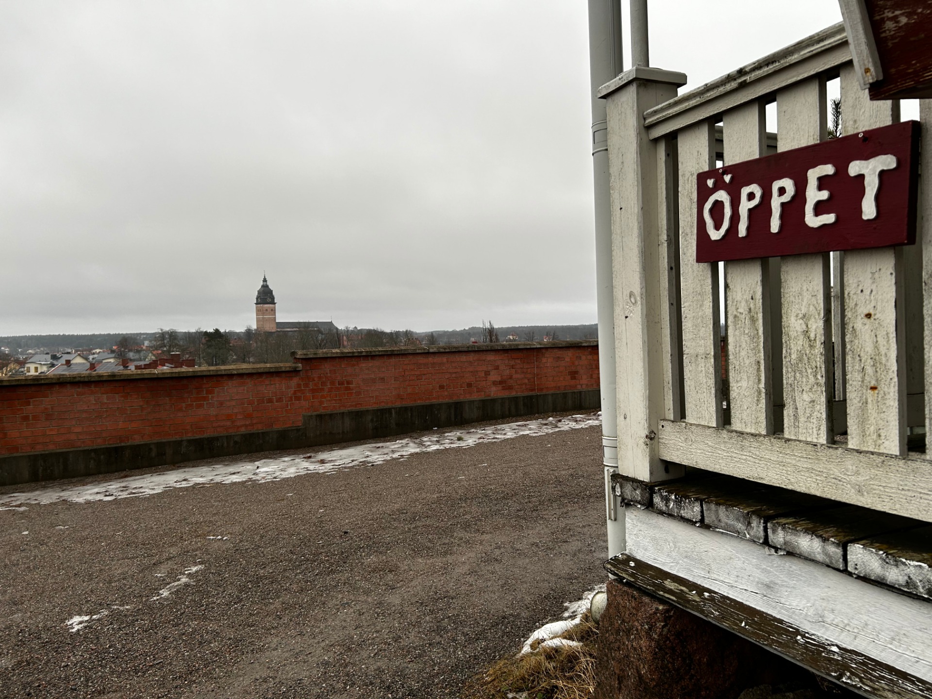 Öppetskylt vid Skogshyddan med utsikt över Strängnäs